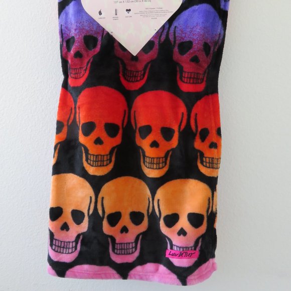Betsey Johnson Skull Ultra Soft Plush Throw Blanket (50 in x 60in) - Picture 2 of 6